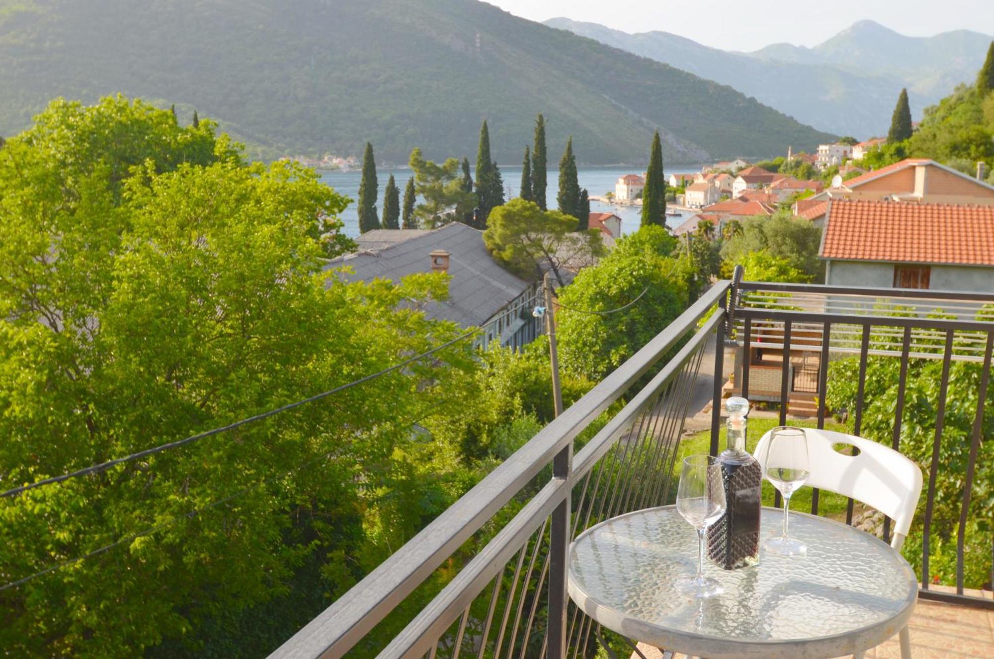 Apartments Dinko Zifra Tivat Bagian luar foto
